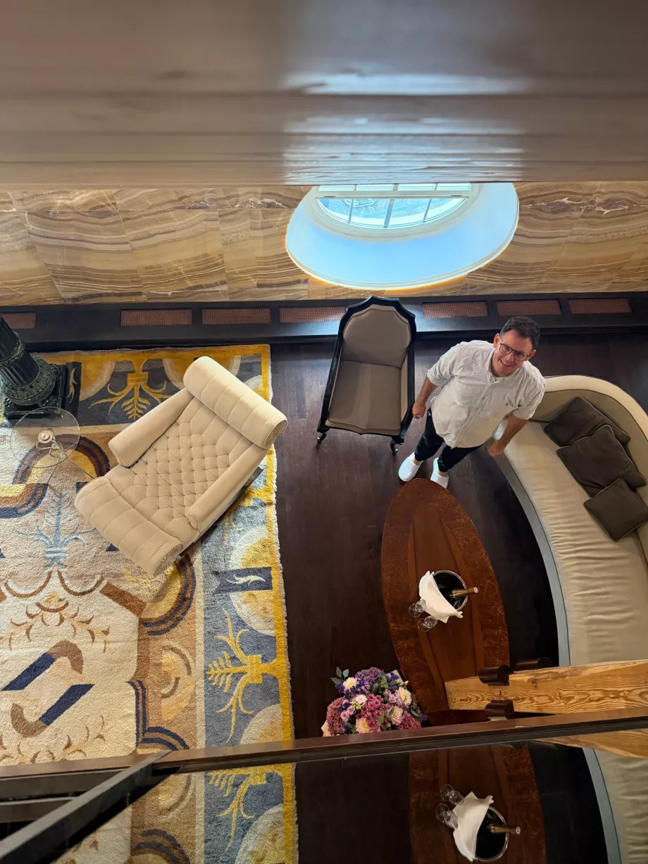 Én az Onyx Tower Suite nappalijában