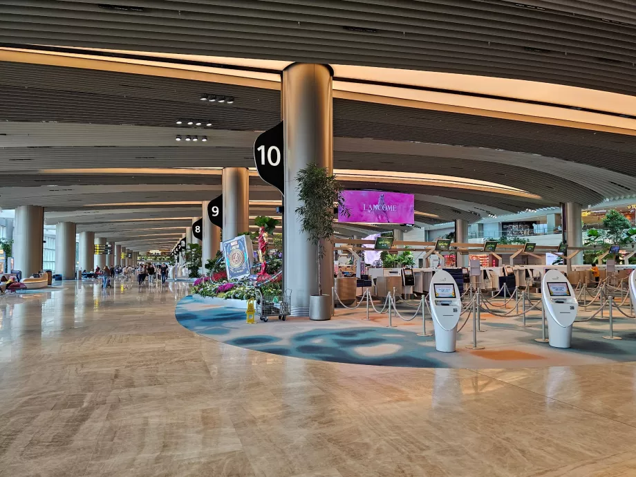 2. terminál, check-in pultok
