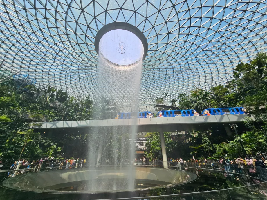 Vízesés és vonat JEWEL-ben