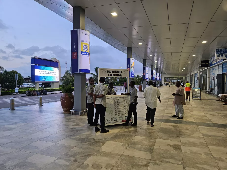 Taxi a nemzetközi érkezési csarnok előtt