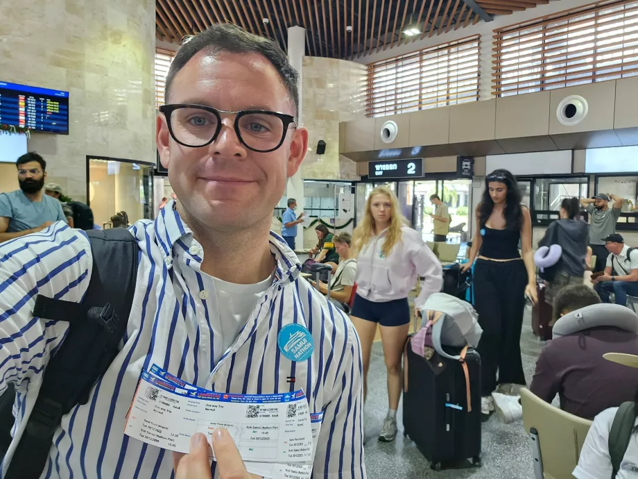 Én és jegyek a Koh Samui-i busz + hajó transzferre