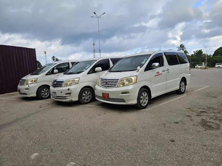 Taxi a 2-es terminál előtt