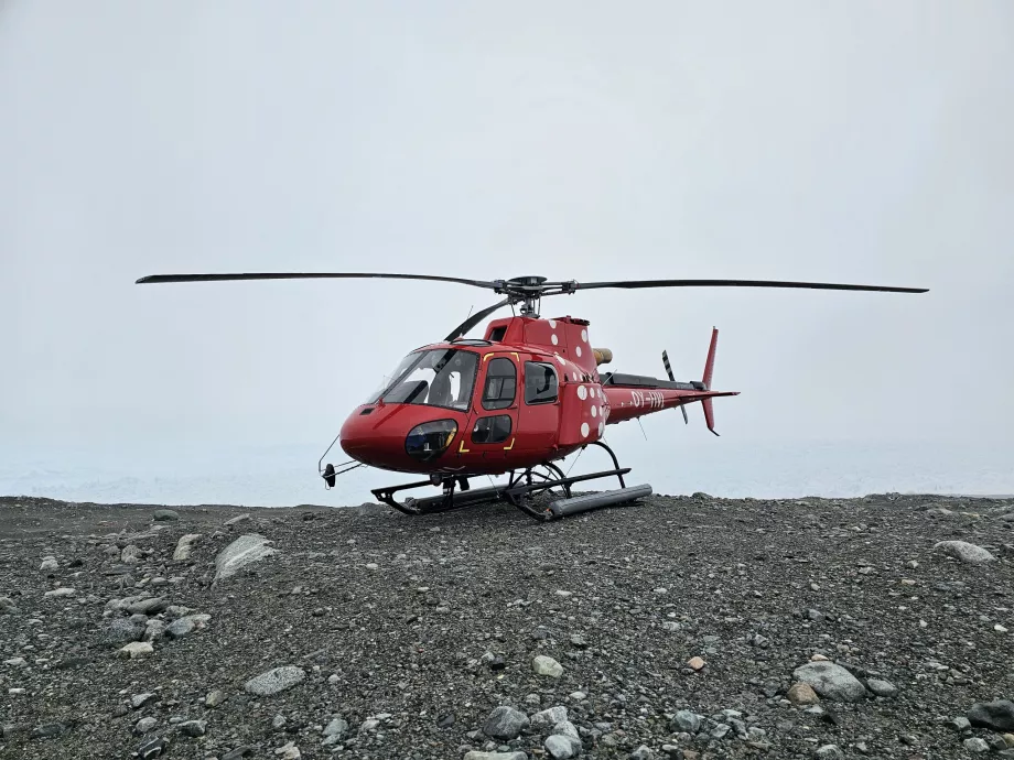 Helikopter a gleccsernél