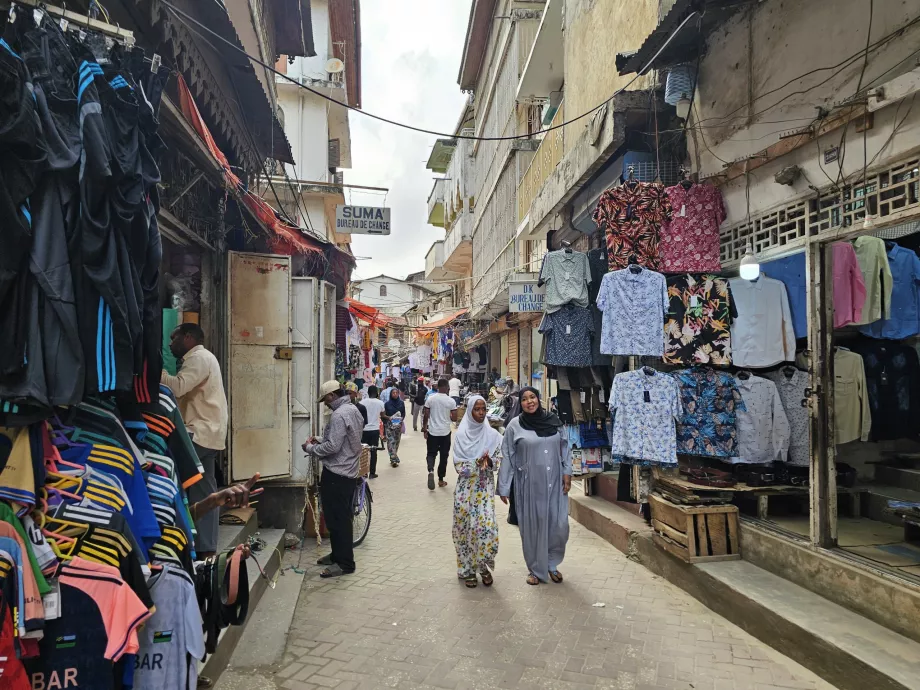 Darajani Souk, eladó ruhák