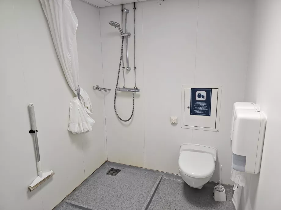 Közös fürdőszoba a couchette számára