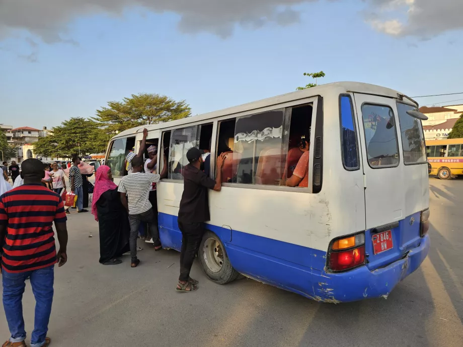 Egy zsúfolt busz adott