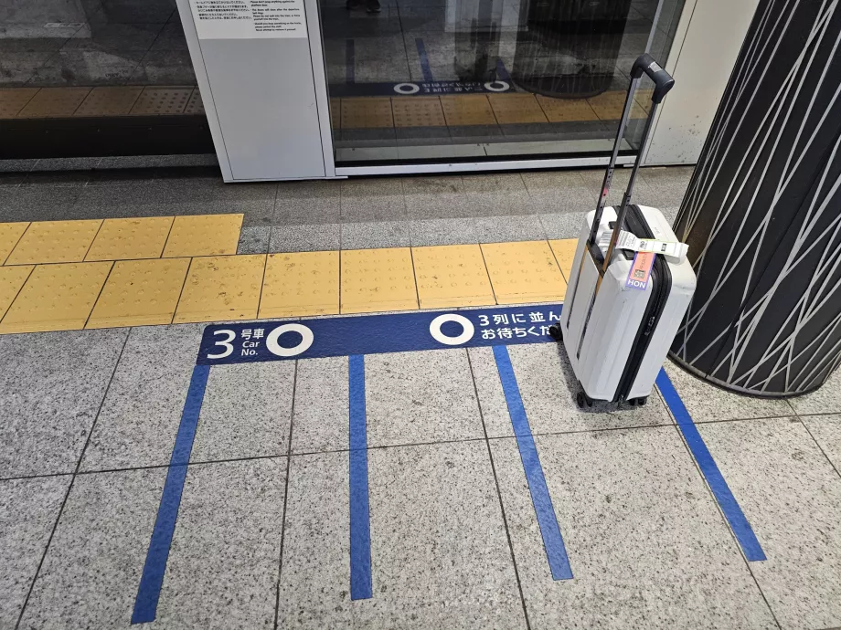 Felszállás a metróra - sorbanállási jelek