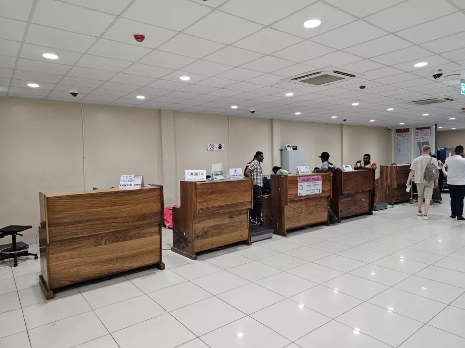 2B terminál, check-in pultok