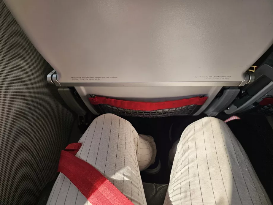 Lábtér az Embraer E190-es repülőgépen