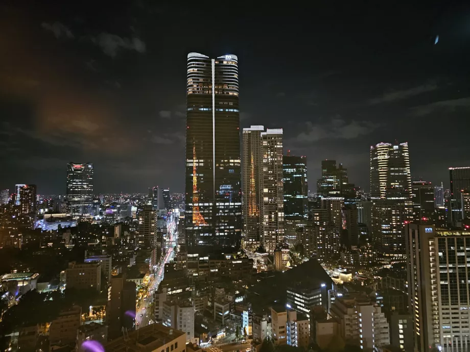 Kilátás a fő kilátóteraszról éjszaka