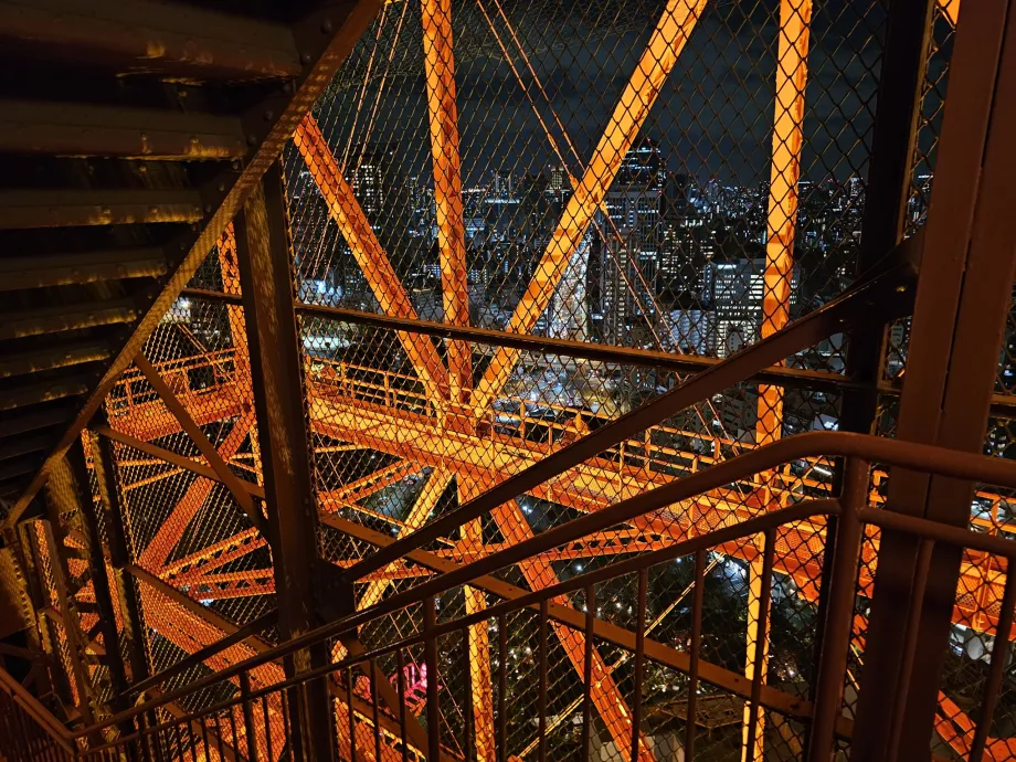 A lépcsőn lefelé vezető út