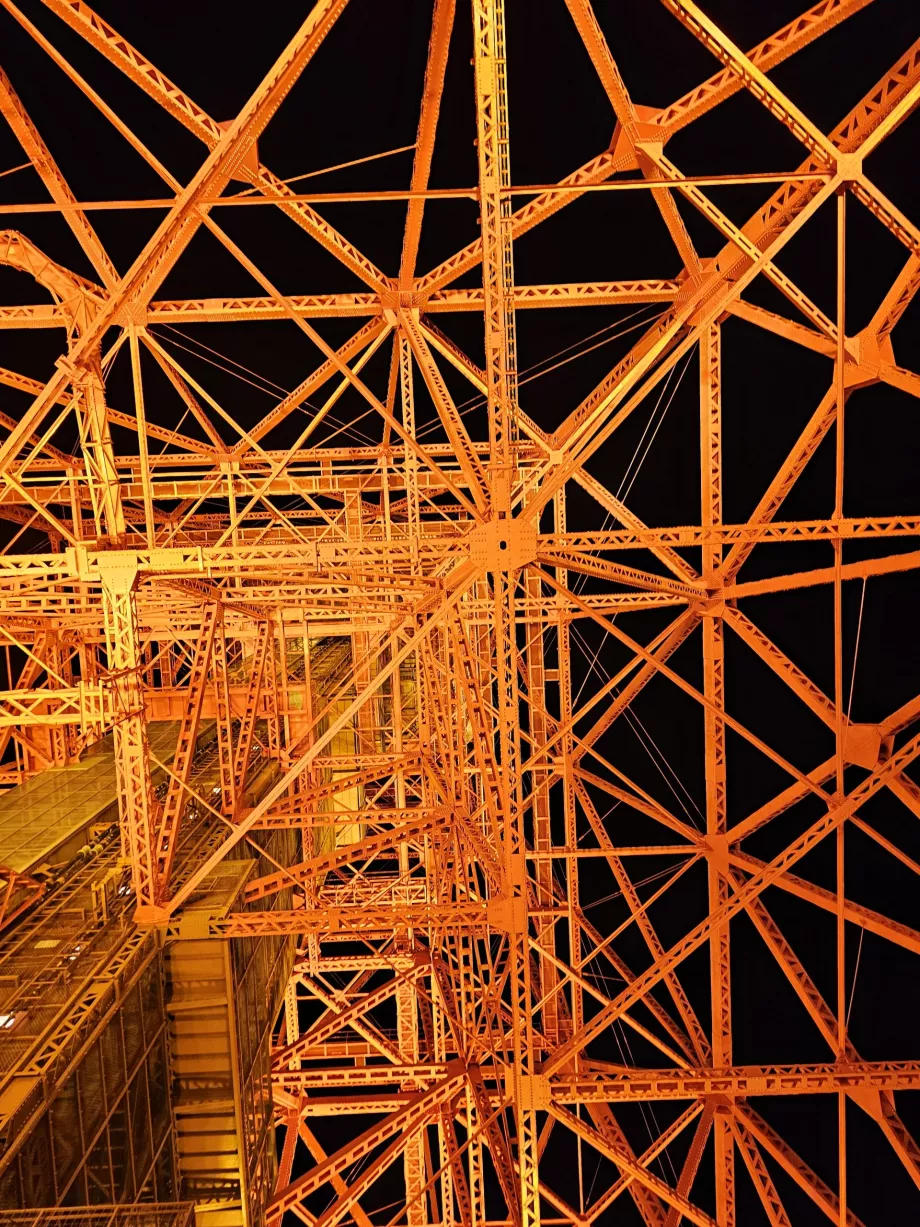 A lépcsőn lefelé vezető út