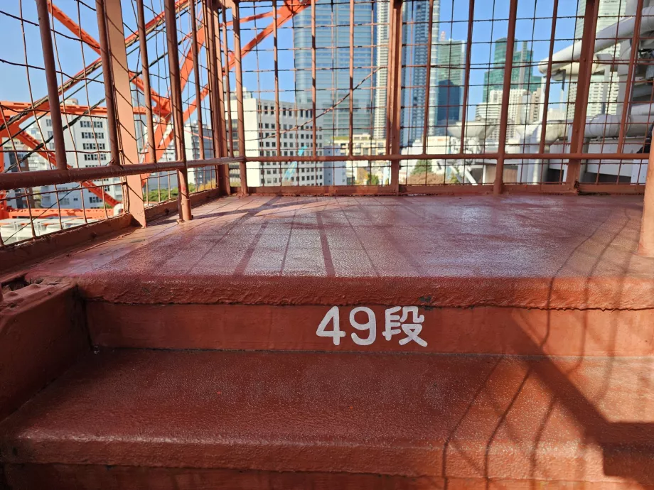 A lépcsőn felfelé sétálva