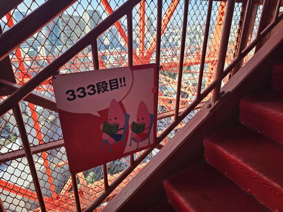 A lépcsőn felfelé sétálva