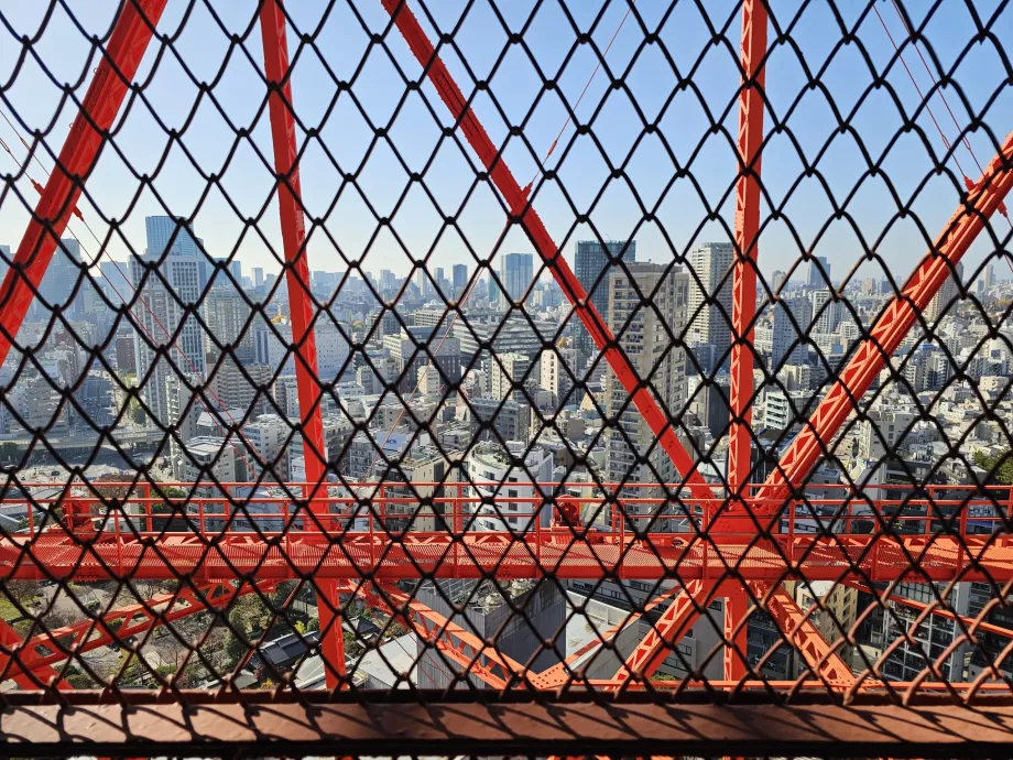 A lépcsőn felfelé sétálva