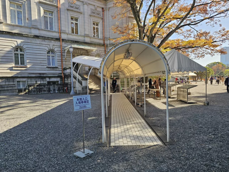 Bejárat az Akasaka palota belsejébe