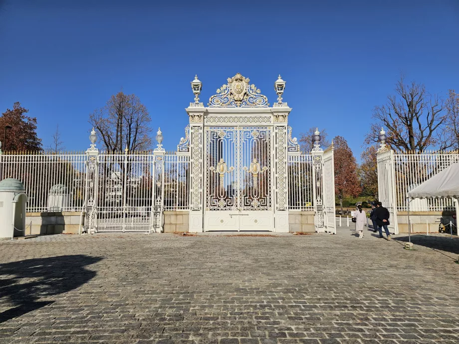Az Akasaka Palace fő kijárata