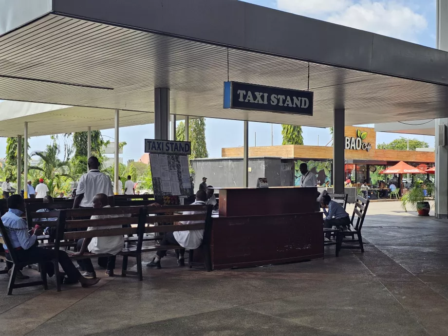 Taxiállomás a 2. terminál előtt