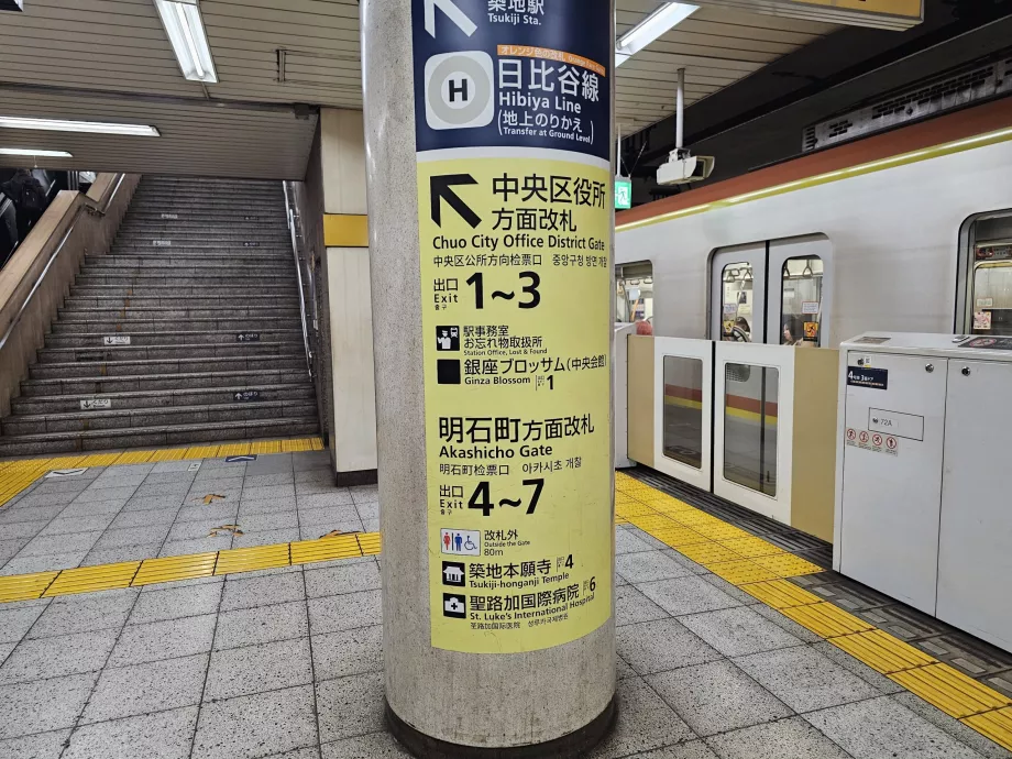 A metróállomás kijáratainak jelölése