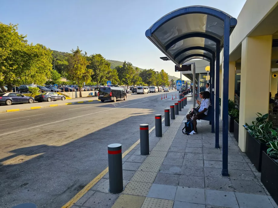 Buszmegálló a terminálok között