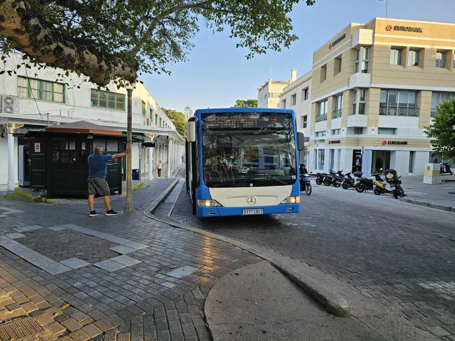 Megálló a repülőtér irányában Rodosz központjában