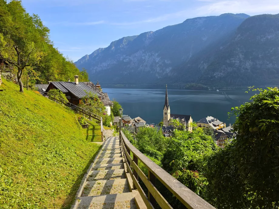 Kilátás Hallstatttra a Salzberg-ösvényről
