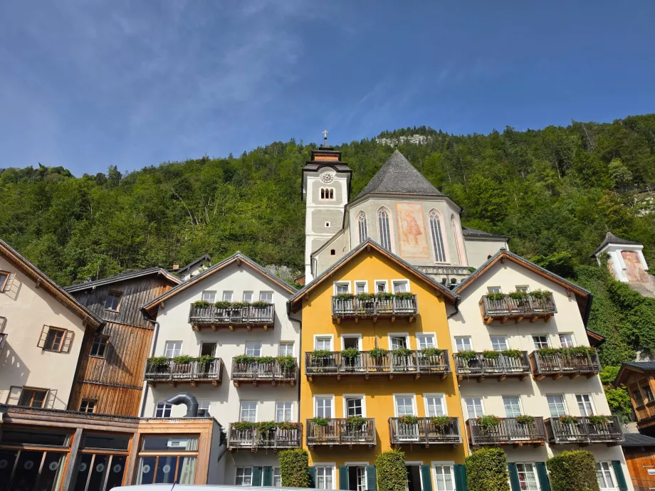 A Hallstatt központja felett magasodó katolikus templom