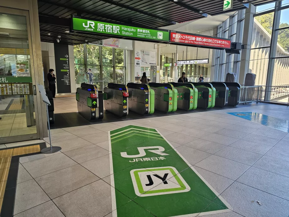 A JR-vonatok peronjaira való bejutást biztosító sorompók