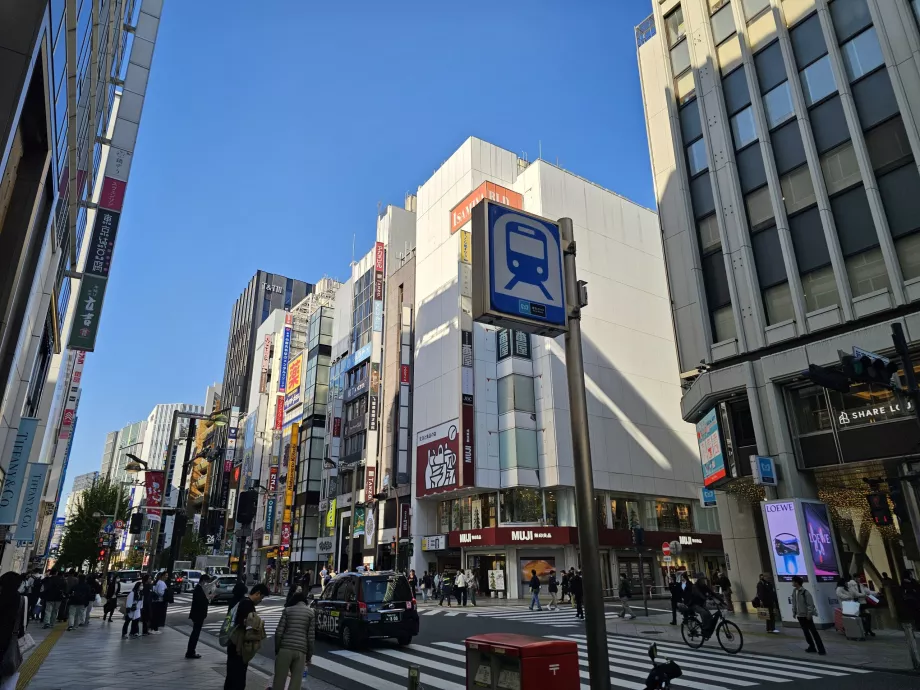 Shinjuku, a vasútállomás bejáratának jelölése