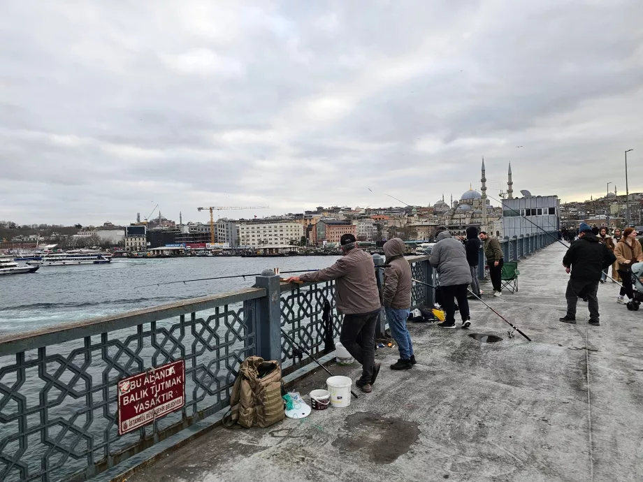Horgászat a Galata hídról