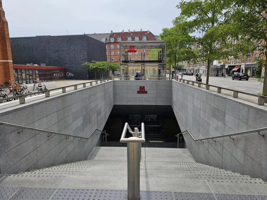 A metró bejárata és annak jelzései