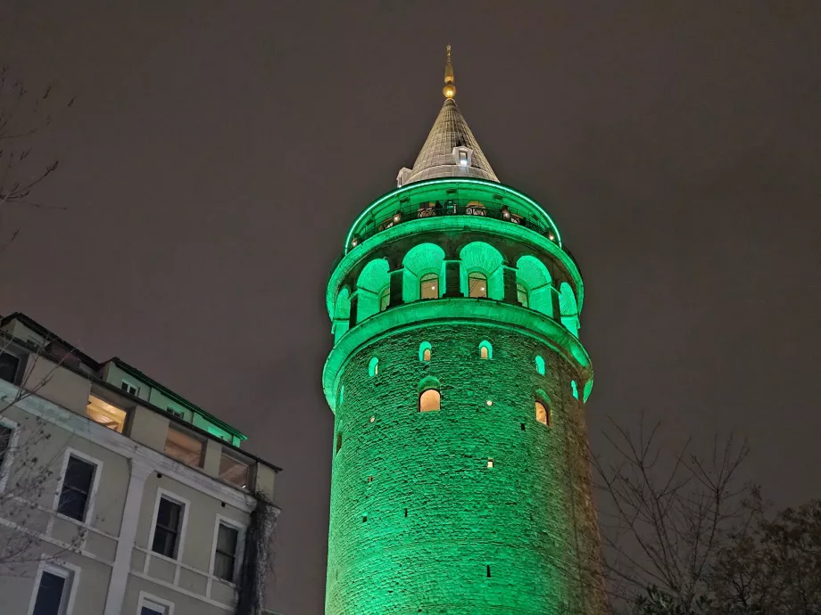 Galata torony a sötétben