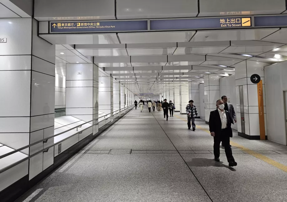 Utazás a Shinjuku állomás és a Tokyo Metropolitan Government Building között