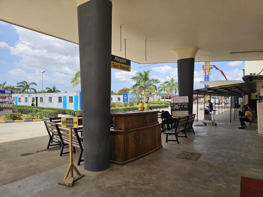 Taxiállomás az 1-es terminál előtt