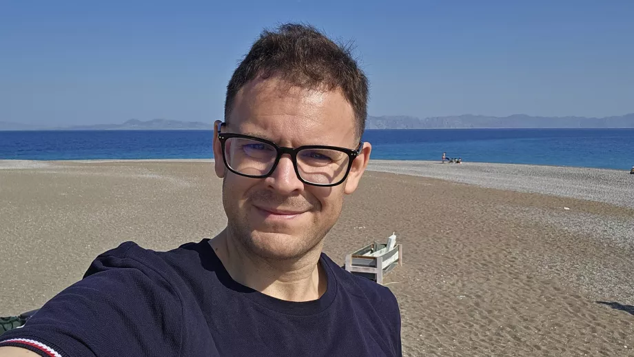 Christopher a Windy Beach-en