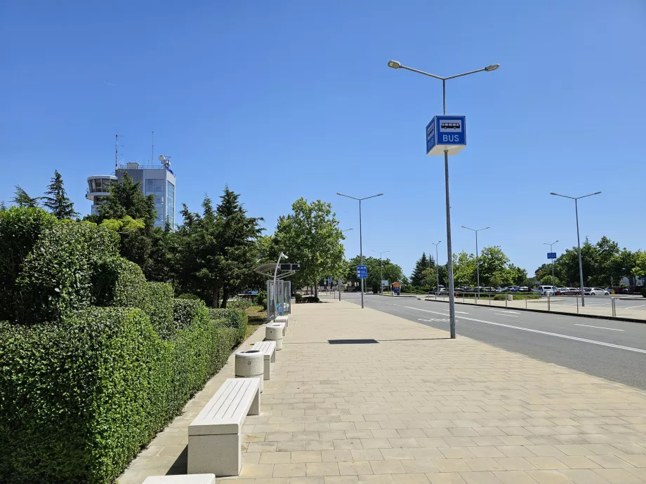 Megálló a terminálon - 15-ös vonal Sarafovo felé, 15A vonal Burgasz központja felé.