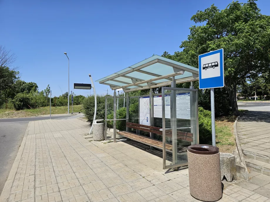 Megálló a körforgalomnál - 15-ös vonal a központ irányába, 15A vonal Szarafovo irányába.