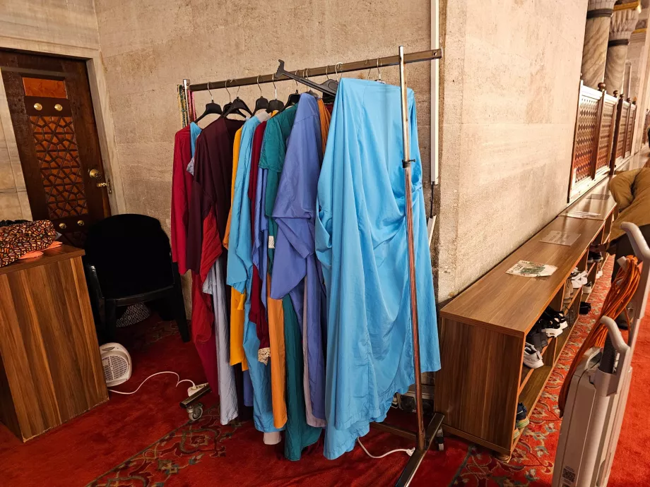 Szulejmán mecset, köntös kölcsönzés