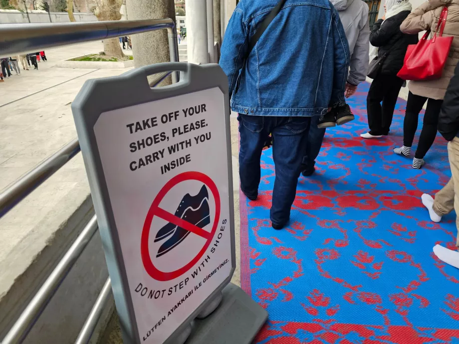 Kék Mecset, információ a cipő levételéről