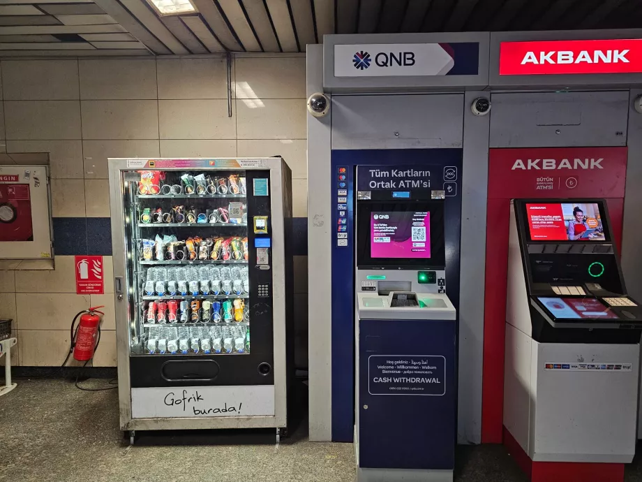 ATM-ek és ital- és snack-automaták a metróállomásokon