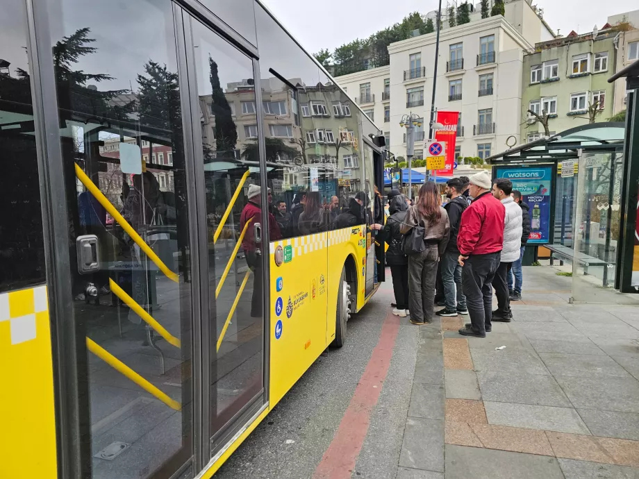 A buszra való felszállás csak az első ajtón keresztül lehetséges