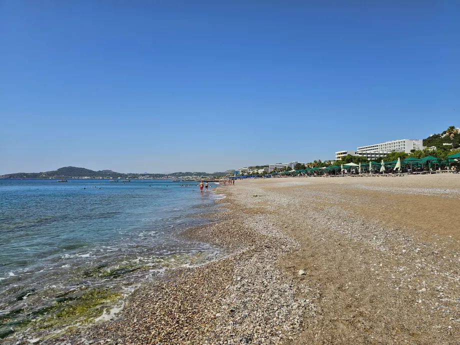 Faliraki fő strandja a város külterületén