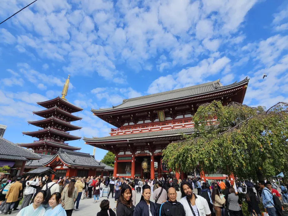 Tömeg a Senso-ji templomban