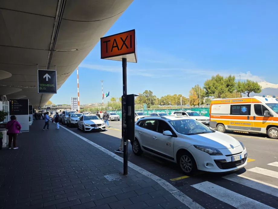 Taxiállomás a terminál előtt
