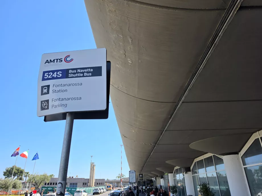 Buszmegálló a vasútállomás irányában