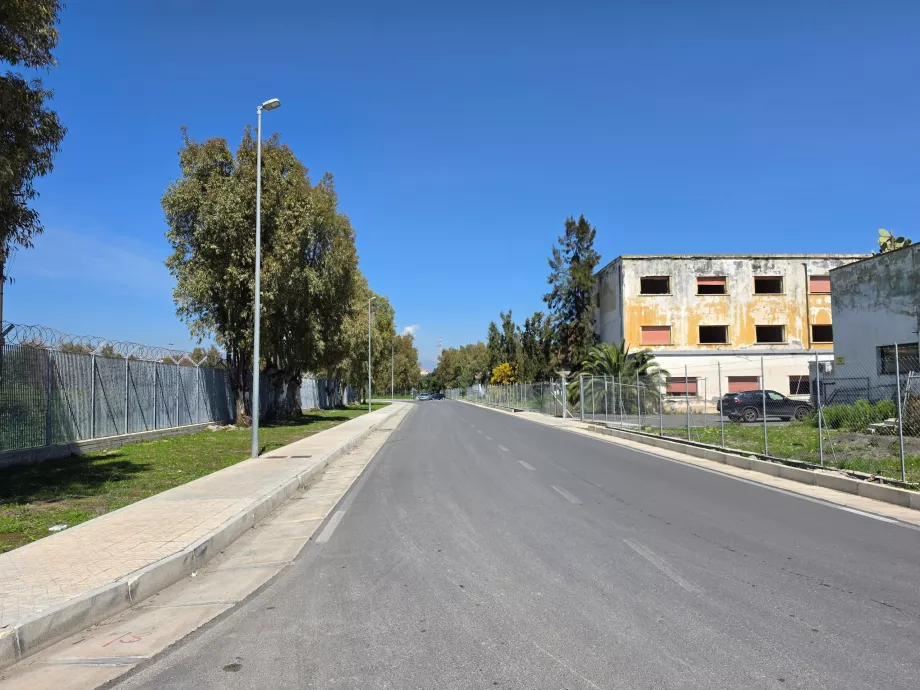 Gyalogos útvonal a termináltól a vasútállomásig