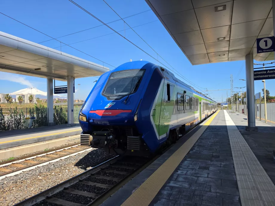 Trenitalia vonat a repülőtérhez közeli állomáson