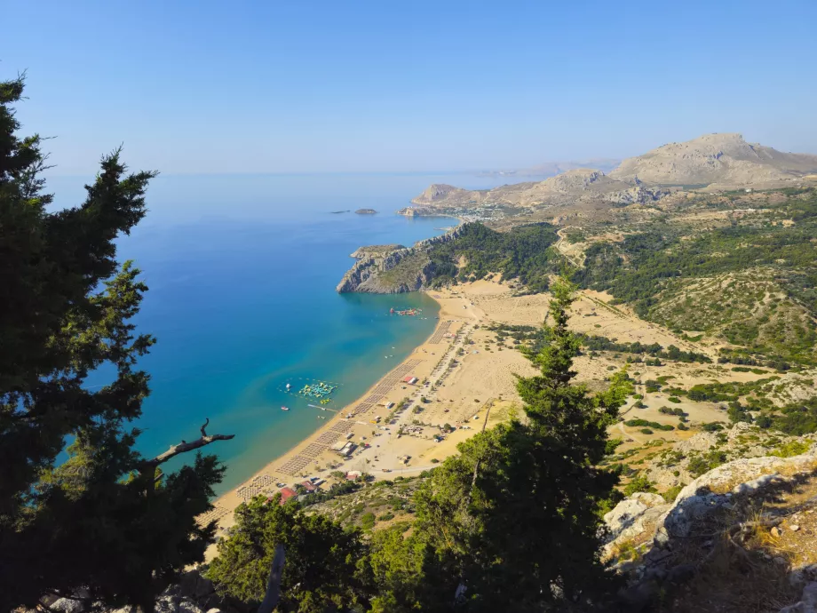 Kilátás a Szűzanya kolostorból a Tsambika strandon