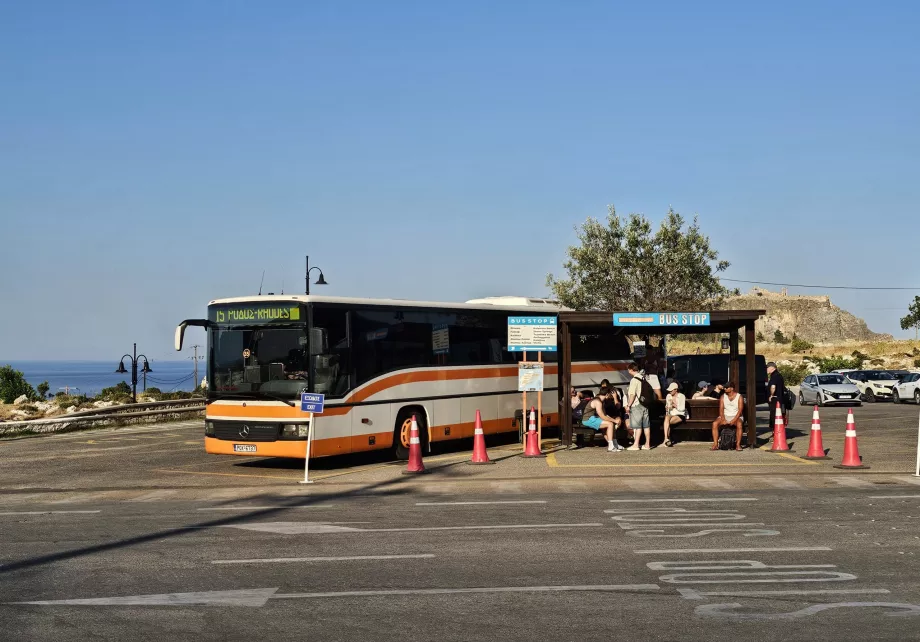Buszmegálló a főúton, Lindos