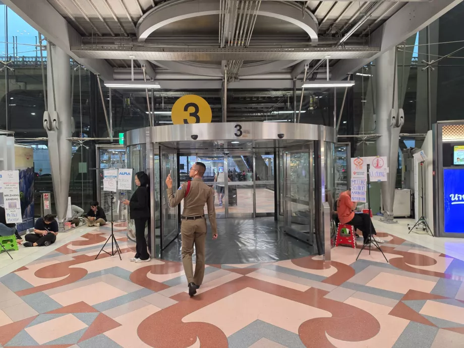 Kijárat a BKK repülőtéri shuttle buszhoz